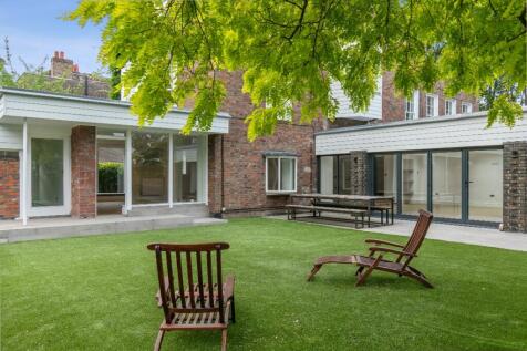 6 bedroom detached house for sale