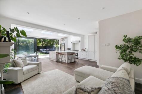 5 bedroom semi-detached house for sale
