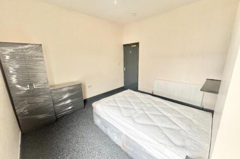 4 bedroom link detached house for sale