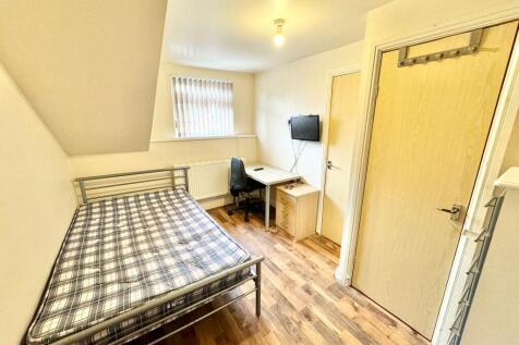 4 bedroom link detached house for sale