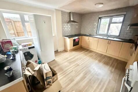 4 bedroom link detached house for sale