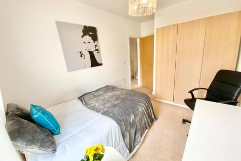 4 bedroom link detached house for sale