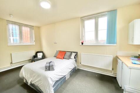 4 bedroom link detached house for sale