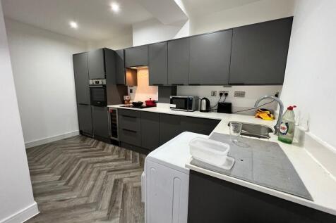 4 bedroom flat for sale