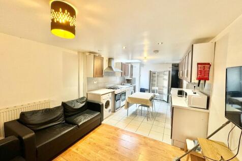 4 bedroom flat for sale