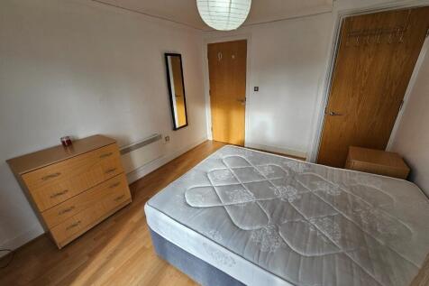 4 bedroom link detached house for sale