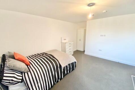 4 bedroom flat for sale