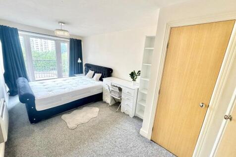 4 bedroom flat for sale