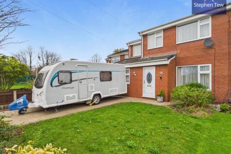 St. Georges Avenue, Westhoughton, BL5 4 bed semi
