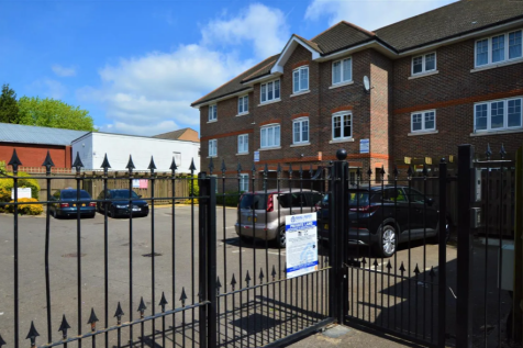 Fieldview Court, Farnburn Avenue... 2 bed semi