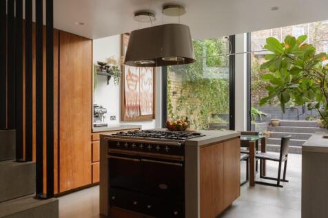 5 bedroom terraced house for sale
