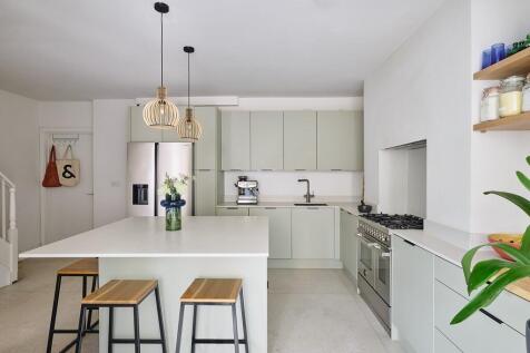 2 bedroom maisonette for sale