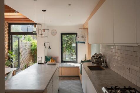 4 bedroom terraced house for sale