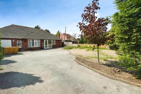 288 Nuneaton Road, Bulkington... 2 bed detached bungalow for sale