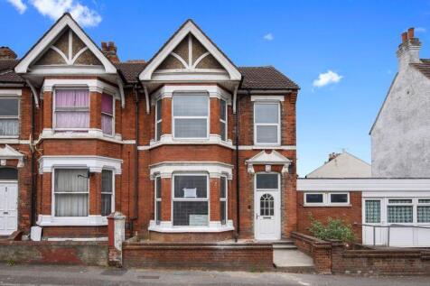 8 bedroom end of terrace house for sale