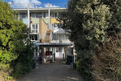 Wolsey Gardens, Felixstowe IP11 2 bed apartment for sale