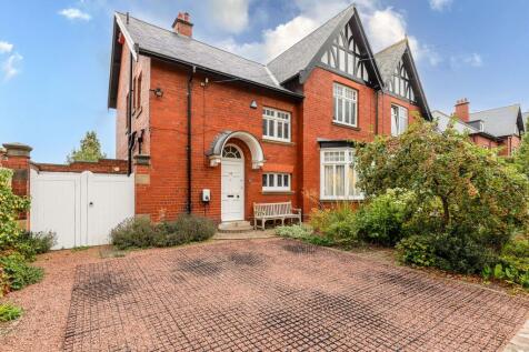 4 bedroom semi-detached house for sale