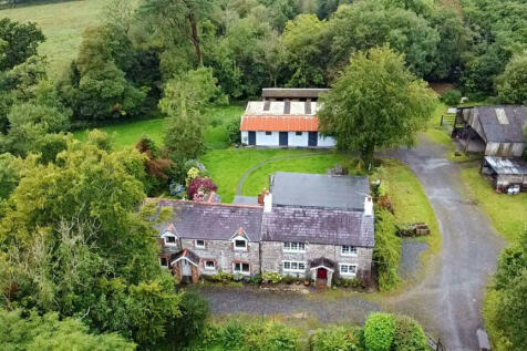 6 bedroom equestrian property for sale