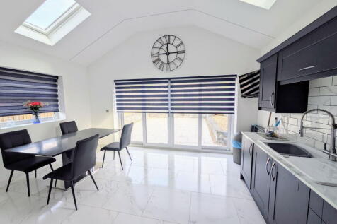 School Road, Cwmllynfell, SA9 2WD 3 bed semi