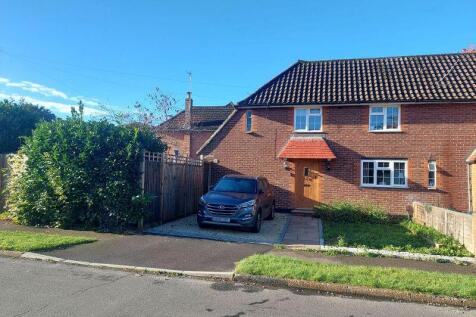 Broderick Grove, Great Bookham KT23 3 bed semi