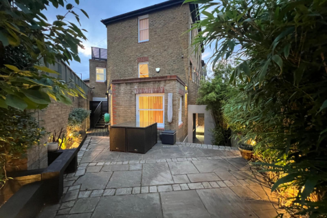 4 bedroom end of terrace house for sale
