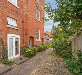 2 bedroom ground floor flat for sale