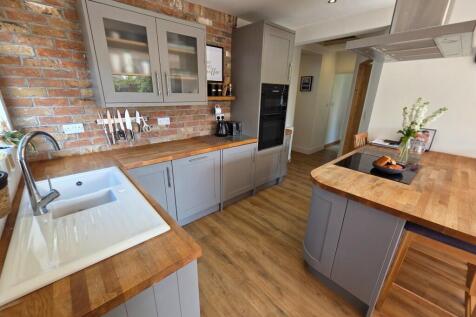 2 bedroom detached bungalow for sale