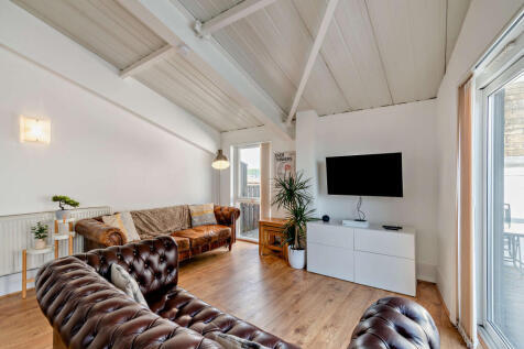 Bradford Road, Dewsbury, West Yorkshire 2 bed apartment for sale