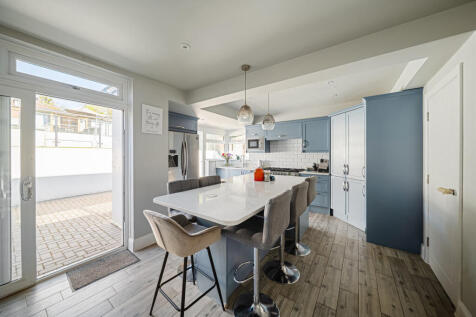 5 bedroom semi-detached house for sale