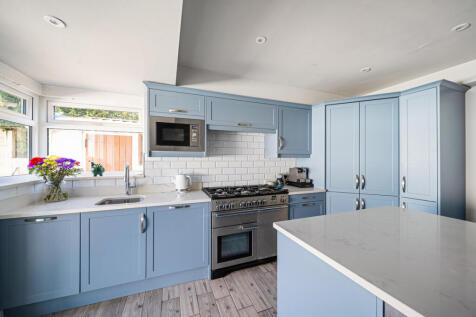 5 bedroom semi-detached house for sale