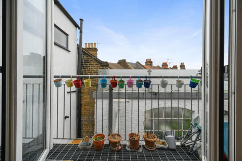 3 bedroom town house for sale