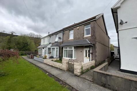 4 bedroom end of terrace house for sale