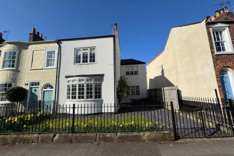 4 bedroom end of terrace house for sale