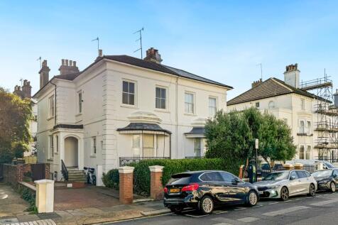 Medina Villas, Hove, BN3 3 bed flat for sale