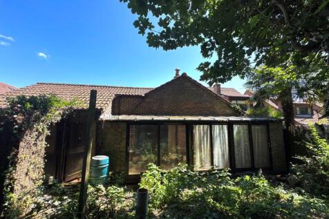 28 Throopside Avenue, Bournemouth... 3 bed bungalow for sale