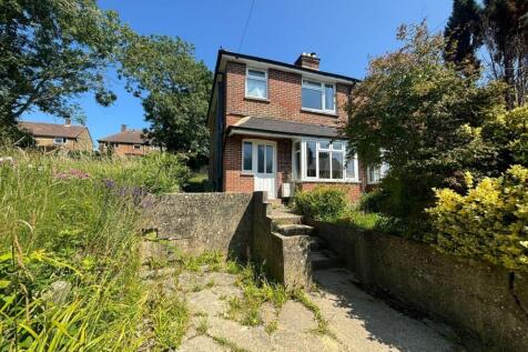2 Mayfield Road, East Cowes, Isle Of... 3 bed semi