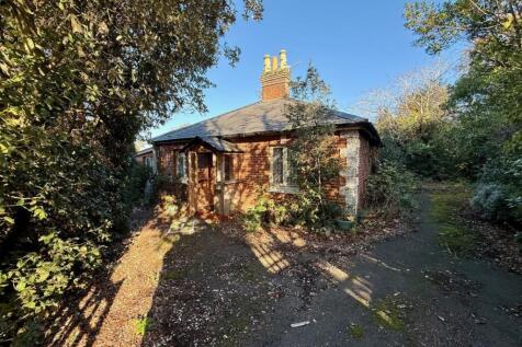 42 Worsley Road, Cowes, Isle Of... 2 bed bungalow for sale