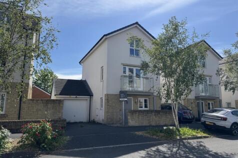 4 bedroom link detached house for sale