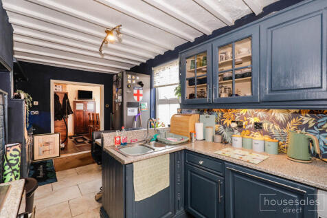 5 bedroom end of terrace house for sale