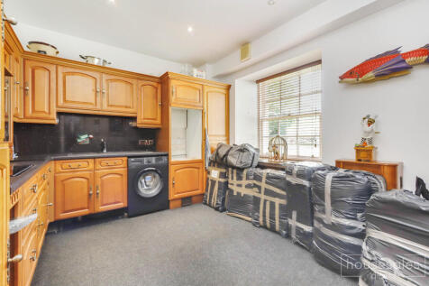 2 bedroom maisonette for sale