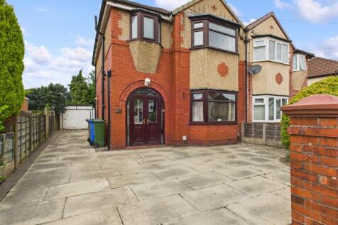 LYNWOOD GROVE, AUDENSHAW, MANCHESTER... 3 bed semi
