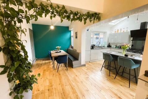 6 bedroom terraced house for sale