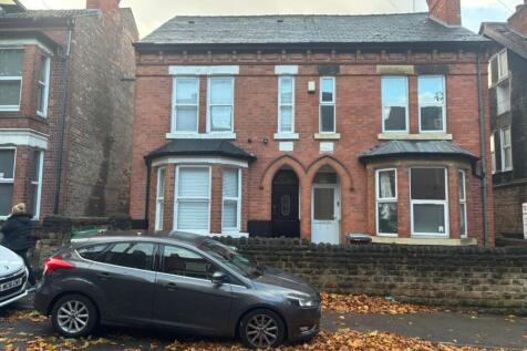 5 bedroom semi-detached house for sale