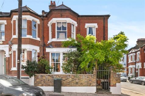 4 bedroom end of terrace house for sale