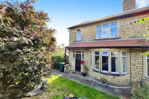 Moorcroft Avenue, Oakworth, Keighley... 3 bed semi