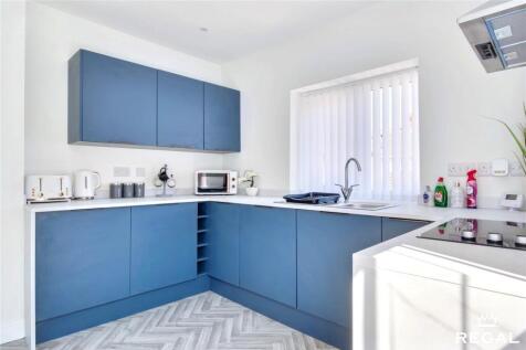 3 bedroom maisonette for sale