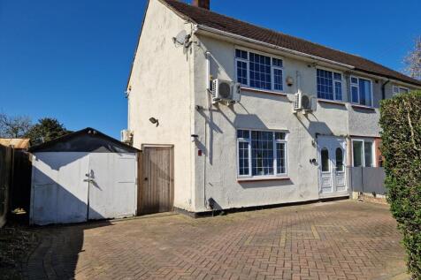 Amersham Road, Romford, Essex. RM3 9JA 3 bed semi