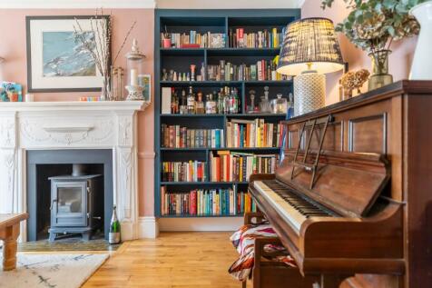 5 bedroom semi-detached house for sale