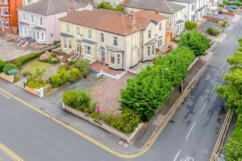 5 bedroom semi-detached house for sale
