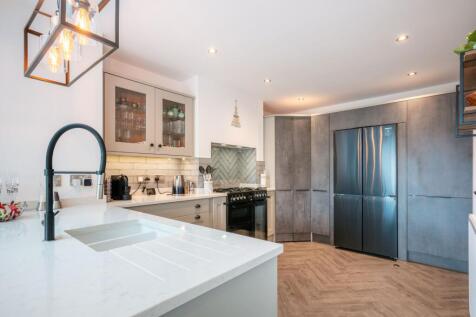 2 bedroom semi-detached house for sale